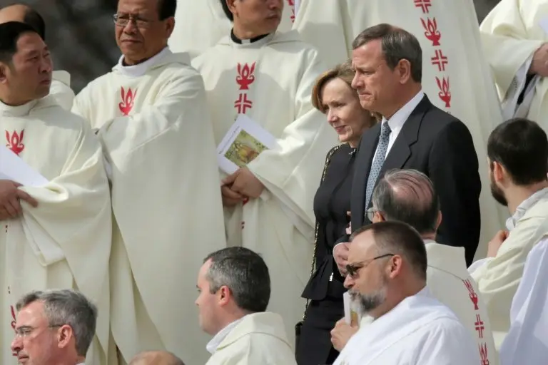 <p>El presidente del Tribunal Supremo estadounidense, John Roberts, con su esposa, Jane Roberts, saliendo de la basílica donde tuvo lugar el funeral por el juez Antonin Scalia, el 20 de febrero de 2016 en Washington, tras la muerte de Scalia el día 13</p>