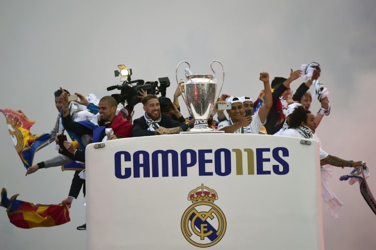 <p>Jugadores del Real Madrid celebrando la victoria en la final de la Liga de Campeones, el 29 de mayo de 2016 en un autobús descubierto que desfiló por el centro de Madrid</p>