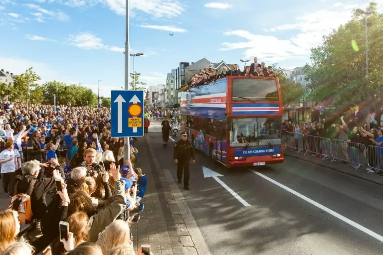 <p>Los jugadores de la selección de fútbol de Islandia llegan en autobús especial a Reykjavik, el 4 de julio 2016, en una multitudinaria bienvenida popular tras su eliminación de la Eurocopa 2016 ante Francia el día previo.</p>