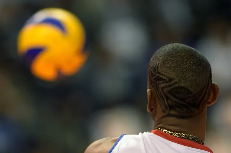 <p>Rolando Cepeda Abreu calienta con el balón antes del partido de clasificación para el torneo masculino de voleibol de los Juegos Olímpicos 2012 ante Alemania en Berlín, el 9 de junio de 2012.</p>