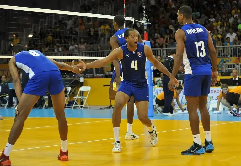 <p>El cubano Javer Ernesto Jiménez (N. 4) celebra con su equipo durante un partido ante Brasil el 19 de julio de 2015 en Toronto</p>