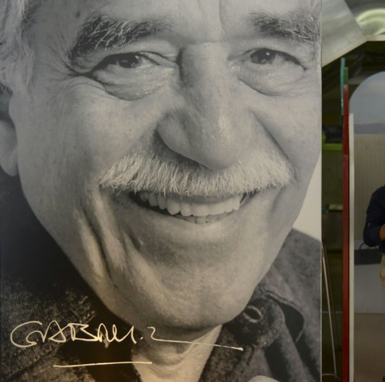 <p>Un cartel con la imagen del fallecido premio Nobel de Literatura colombiano Gabriel García Márquez desplegado en Medellín, el 30 de septiembre de 2014</p>