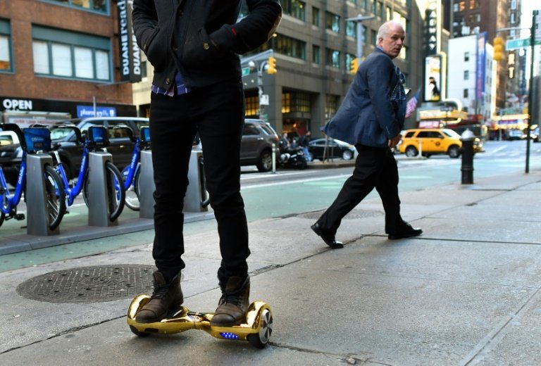 <p>Un joven con su patineta eléctrica el 15 de diciembre de 2015 en Nueva York</p>