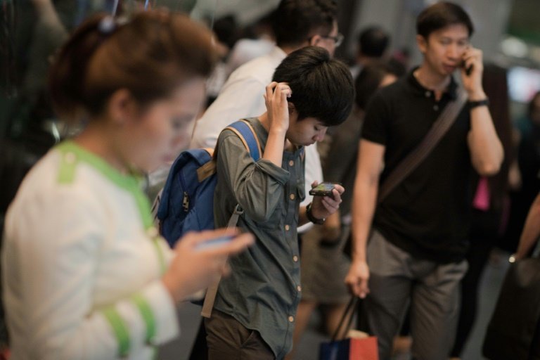 <p>Personas usan su teléfono móvil en un centro comercial en Bangkok, en Tailandia, el 19 de marzo de 2013</p>