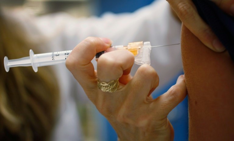 Una pediatra de la Universidad de Miami vacuna a una adolescente de 13 años contra el HPV en Florida, Estados Unidos, el 21 de septiembre de 2011