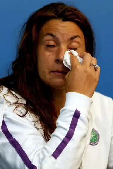 <p>La tenista francesa Marion Bartoli llora al anunciar su retiro del tenis profesional durante el Western & Southern Open, el 14 de agosto de 2013, en Cincinnati, Ohio.</p>