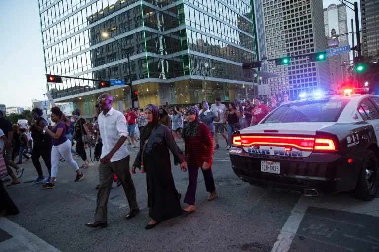 <p>Manifestación en Dallas, en Texas, contra las muertes de negros a manos de agentes de policía, el 7 de julio de 2016</p>