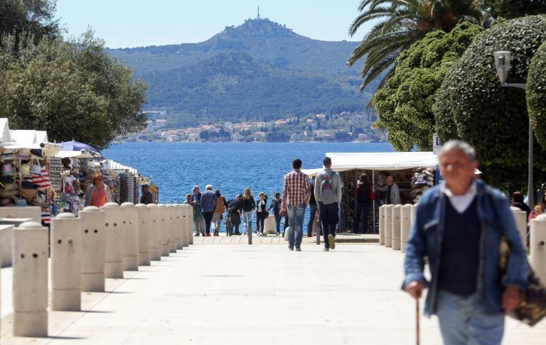 <p>Turistas y locales pasean cerca del mar el 21 de abril de 2016 en Zadar, Croacia</p>