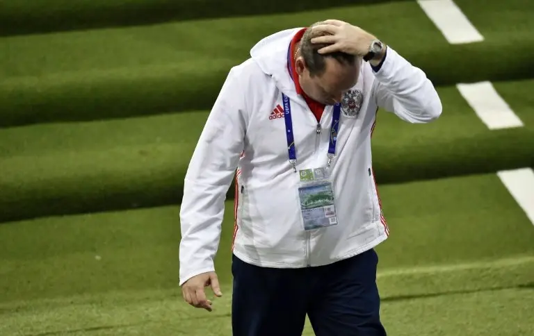 <p>El entonces seleccionador de fútbol de Rusia, Leonid Slutsky, reacciona durante un partido de la Eurocopa de Francia contra Gales el 20 de junio de 2016 en Toulouse</p>