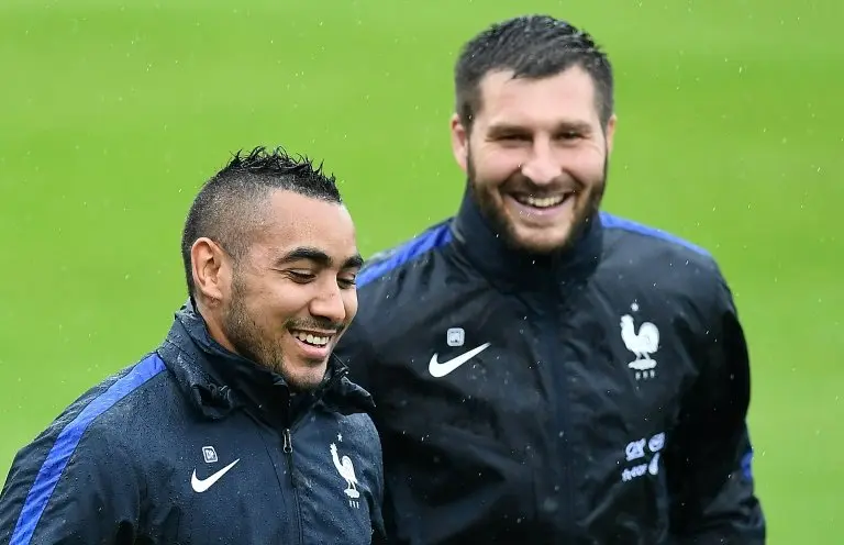 <p>Los franceses Andre Pierre Gignac (D) y Dimitri Payet entrenan en Clairefontaine-en-Yvelines, Francia, el 12 de junio de 2016</p>