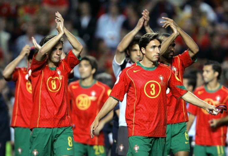 <p>Los jugadores portugueses aplauden a sus aficionados el 4 de julio de 2004 tras perder la final de la Eurocopa contra Grecia en Lisboa</p>