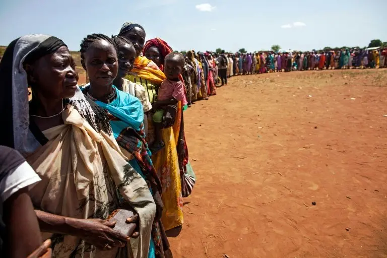 Desplazados internos sursudaneses, recién llegados a Wau debido a los enfrentamientos armados en las localidades vecinas, esperan para ser registrados por la Organización Internacional de Migración, el 11 de mayo de 2016