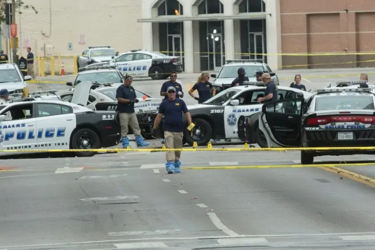 <p>Agentes del FBI examinan la escena del crimen en Dallas, en el estado de Texas, en la que un francotirador abrió fuego durante una manifestación, el 9 de julio de 2016</p>