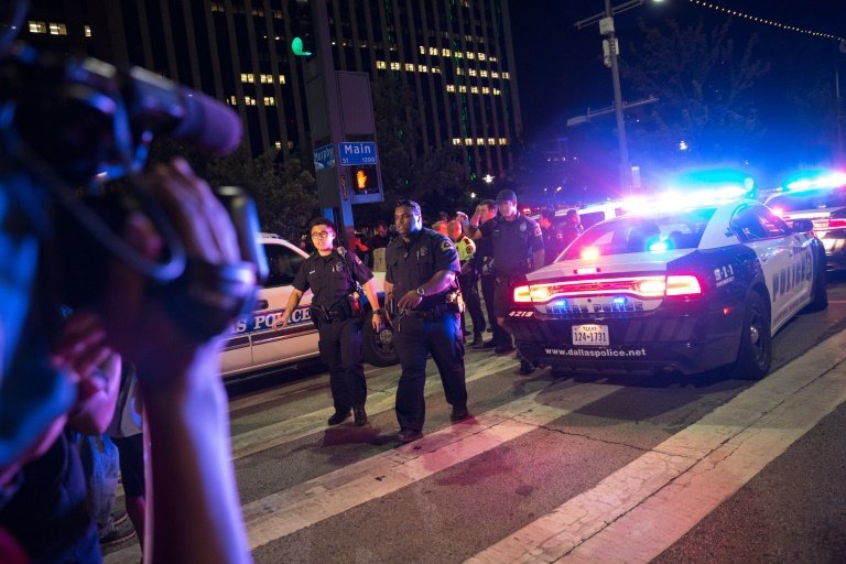 <p>Varios policías se movilizan tras el tiroteo en Dallas, en el estado de Texas, durante una manifestación contra la brutalidad policial hacia los negros, el 7 de julio de 2016</p>