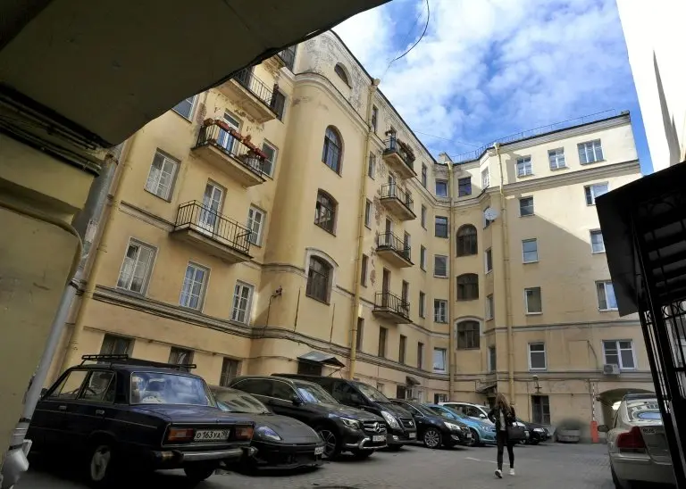 <p>Un edificio del centro de San Petesburgo donde vivió el presidente ruso, Vladimir Putin, en una imagen del 10 de junio de 2016</p>