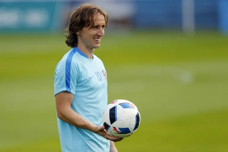 <p>El futbolista croata Luka Modric sonríe en un entrenamiento en Deauville, Francia, el 23 de junio de 2016</p>