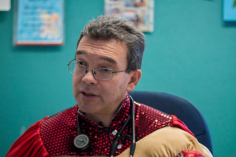 <p>El oncopediatra mexicano Sergio Gallegos, disfrazado de un luchador mexicano tradicional, posa en entrevista con AFP en un hospital de Guadalajara, México el 12 de julio de 2016.</p>