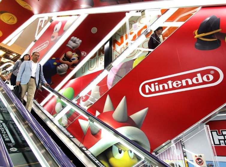 <p>Publicidad de los videojuegos del gigante japonés Nintendo en una tienda en Tokio, el 7 de mayo de 2015</p>