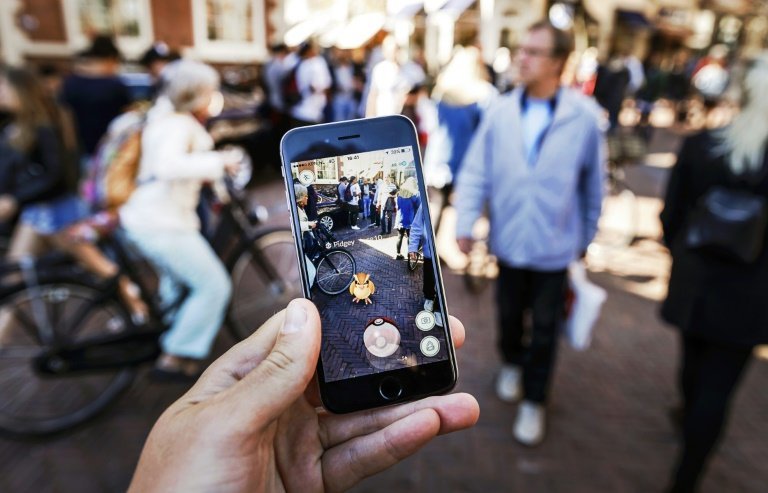 <p>Usuarios juegan con la aplicación para teléfonos móviles Pokémon Go, el 13 de julio de 2016 en Haarlem</p>