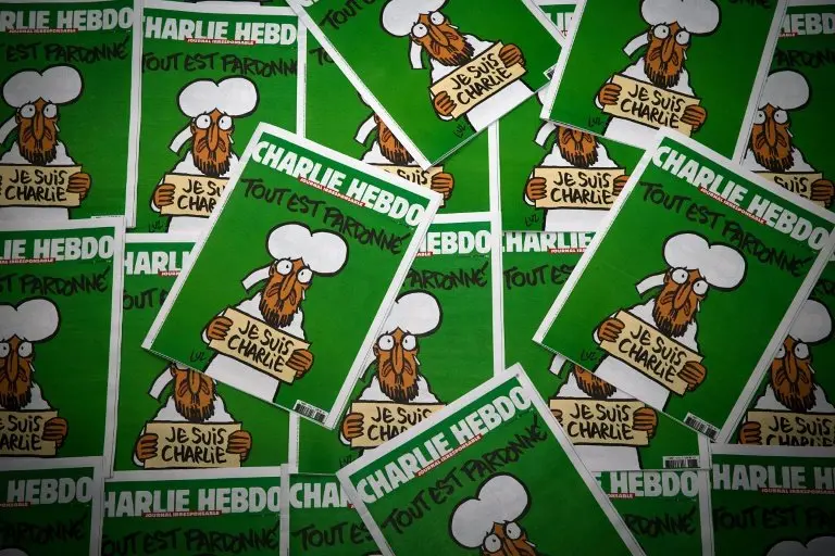 <p>Foto del 14 de enero de 2015 de copias del primer número editado por el semanario satírico Charlie Hebdo luego del ataque que sufrió a principios de año</p>