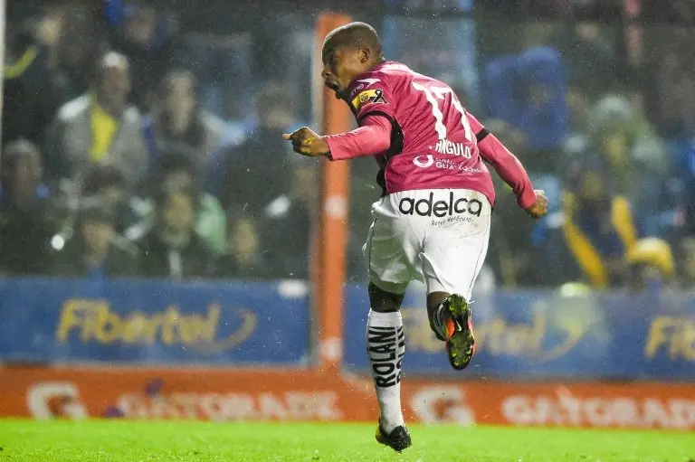 <p>Julio Angulo, del ecuatoriano Independiente del Valle, festeja su gol en la victoria 3-2 sobre Boca Juniors, en partido de vuelta de semifinales de la Copa Libertadores, en el estadio La Bombonera de Buenos Aires, el 14 de julio de 2016</p>