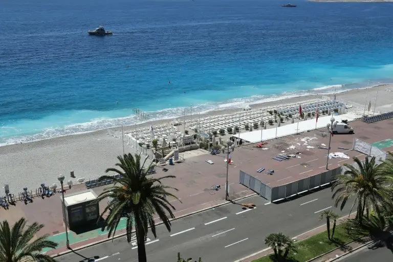 <p>Vista aérea de la zona en la que tuvo lugar el atentado del 14 de julio de 2016 en el Paseo de los Ingleses de Niza, un día después en esta ciudad de la costa mediterránea francesa</p>