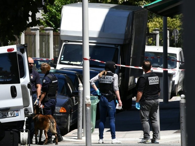 <p>Oficiales de la policía y la gendarmería francesas permanecen junto a un camión en una calle de Niza, cerca del lugar del ataque, el 15 de julio de 2016</p>