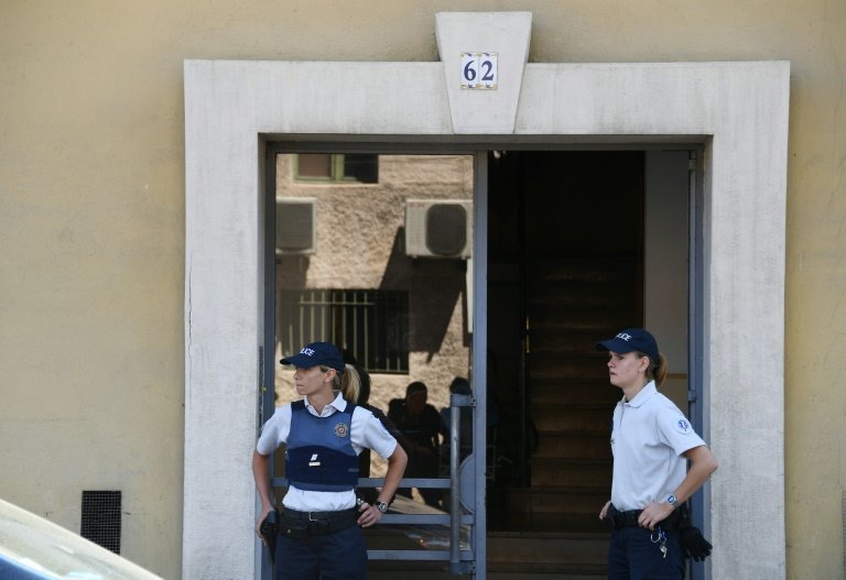 <p>Oficiales de la policía y la gendarmería francesas hacen guardia a la entrada de un edificio en Niza, cerca del lugar del ataque, el 15 de julio de 2016</p>