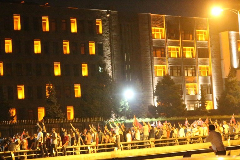 <p>Los turcos toman las calles en Ankara, después de que un grupo de militares afirmara haber tomado el poder en el país, el 15 de julio de 2016</p>