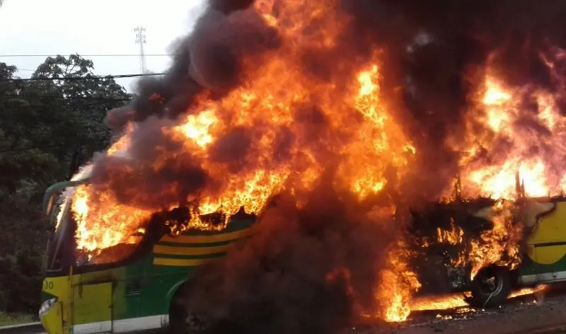 Bus incendiado en Los Chorros