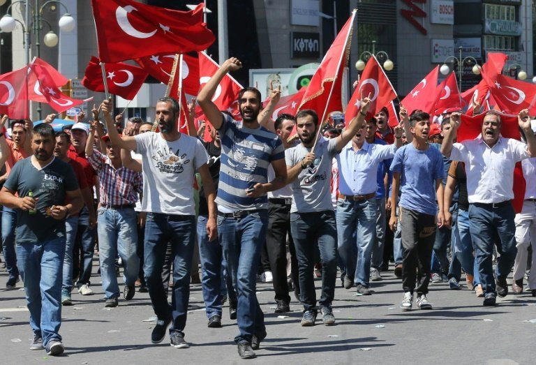 <p>Varios hombres gritan durante una manifestación contra el intento de golpe militar en Turquía, este sábado 16 de julio en Ankara</p>