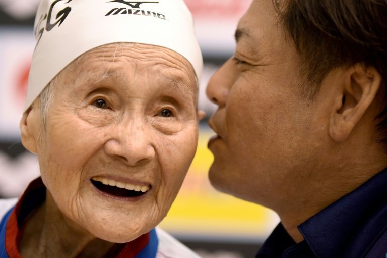 <p>La nadadora japonesa Mieko Nagaoka, de 101 años, escucha a su entrenador Shintaro Sawada durante el Masters de natación de Japón, el 14 de julio de 2016 en Narashino</p>