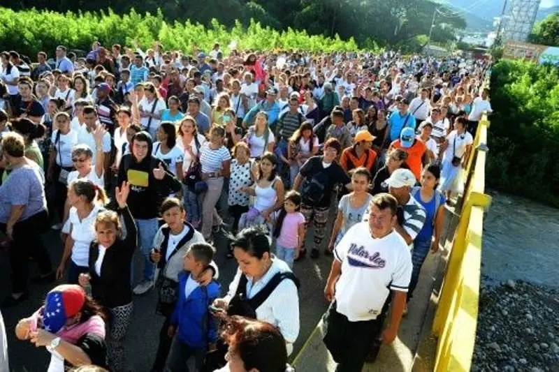 Venezolanos cruzan a Colombia