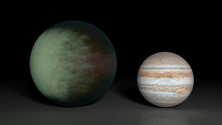 <p>Ilustración de la NASA de dos planetas: Júpiter (derecha) y el exoplaneta Kepler-7b (izquierda), del 3 de octubre de 2013</p>