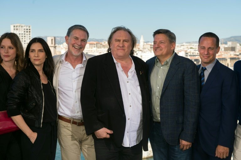<p>De izquierda a derecha, el cofundador y director de Netflix, Reed Hastings, y a su lado, el actor francés Gérard Depardieu en el lanzamiento de la serie "Marseille", el 4 de mayo de 2016 en Marsella</p>