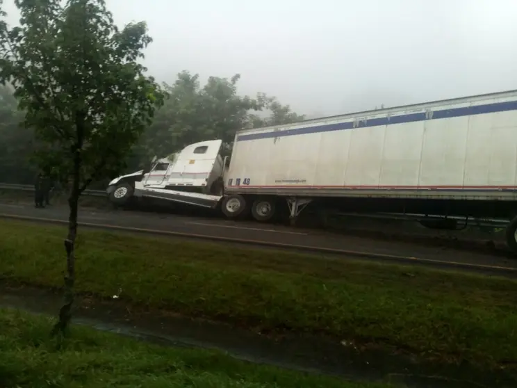 Furgon bloquea paso en carretera Panamericana