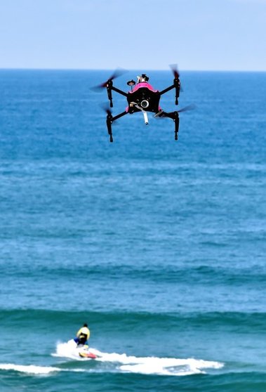 <p>El dron Helper realiza una demostración sobre las aguas de la playa de Biscarrosse, Francia, el 8 de julio de 2016</p>