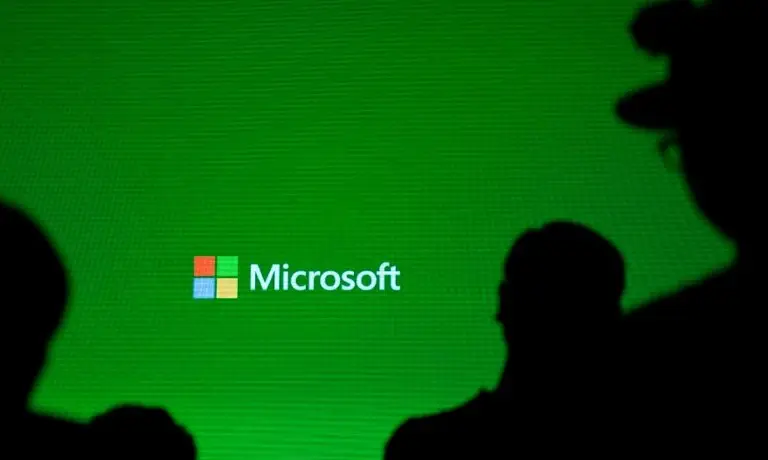 <p>El logo de Microsoft el 30 de julio de 2014 en una presentación en Shanghail en China</p>