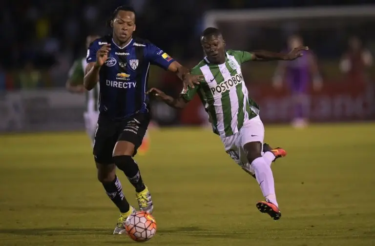 <p>Marlos Moreno del Atletico Nacional de Colombia (D) y Arturo Mina del Independiente del Valle de Ecuador Arturo Mina en el partido de ida por la final de la Copa Libertadores el 20 de julio de 2016 en Quito</p>