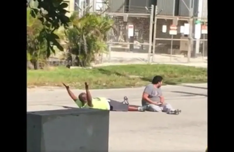 Hombre manos en alto