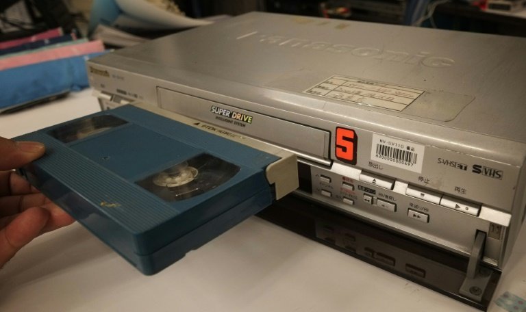<p>Un reproductor y grabador de videocasetes VHS, fotografiado este viernes 22 de julio en Tokio</p>