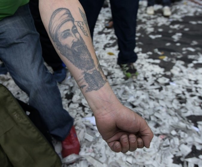 <p>Un hombre con un tatuaje de Osama Bin Laden durante una marcha en Buenos Aires el 29 de abril de 2016</p>
