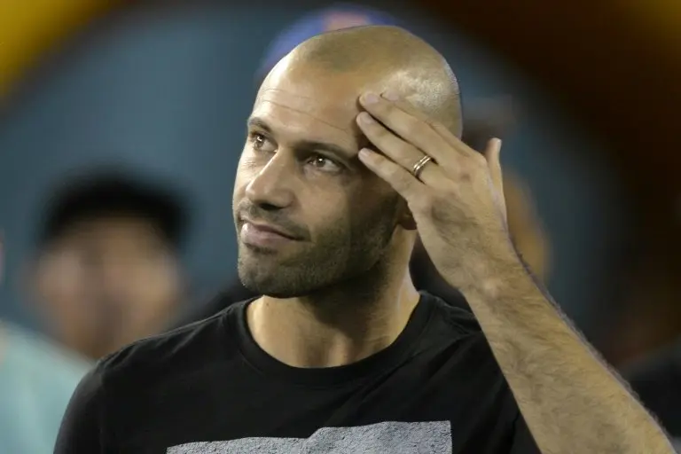 <p>El defensa argentino del Barcelona Javier Mascherano, durante un partido de tenis el 3 de julio de 2016 en Ciudad de Guatemala</p>