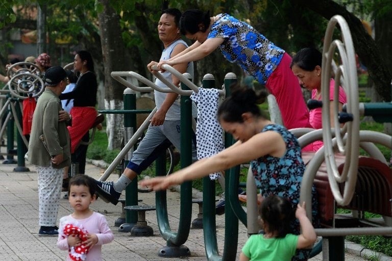 <p>Personas haciendo ejercicio en un parque público en Hanói (Vietnam), el 11 de abril de 2016</p>