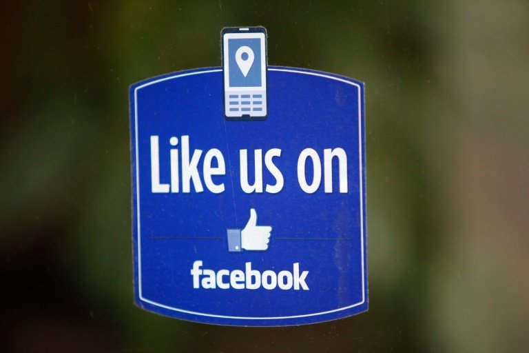 <p>Un logotipo del famoso 'me gusta' de la red social estadounidense Facebook, en una tienda de Palo Alto, California (EEUU), el 10 de mayo de 2012</p>