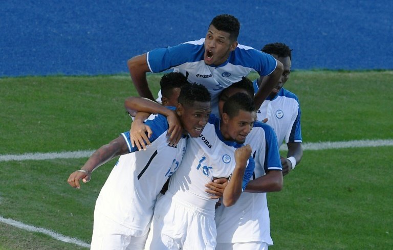 <p>El jugador de Honduras Romell Quito (I) celebra con sus compañeros de equipo luego de anotar un gol contra Argelia en el partido por los Juegos Olímpicos el 4 de agosto de 2016 en Rio de Janeiro</p>