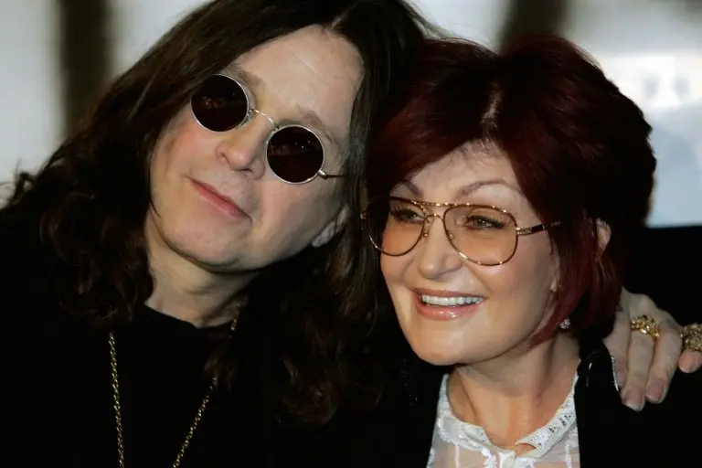 <p>El roquero Ozzy Osbourne y su esposa, Sharon, durante una conferencia de prensa en Los Angeles el 6 de febrero de 2007</p>