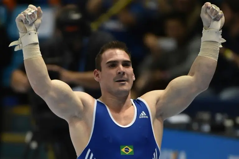 <p>El gimnasta brasileño Arthur Zanetti saluda durante el Campeonato Mundial de Gimnasia Artística el 22 de mayo de 2016 en Sao Paulo</p>