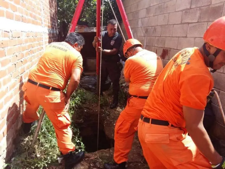 Foto de referencia de rescate de persona al interior de pozo.