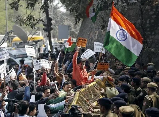 Activists from various Hindu right-wing groups shout slogans as they try to cross a police barricade during a protest against the students of Jawaharlal Nehru University (JNU) outside the university campus in New Delhi, India, February 16, 2016.  REUTERS/Anindito Mukherjee